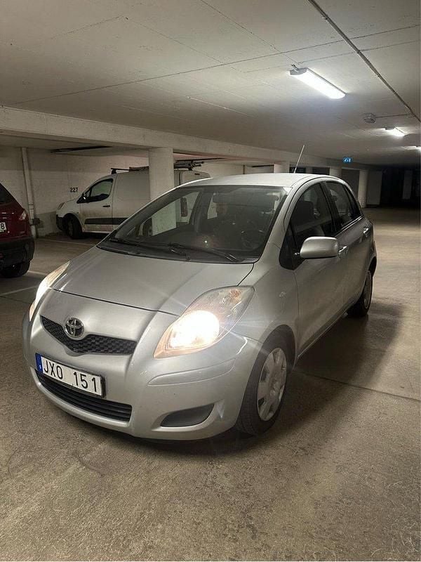 Silver Begagnad 2009 Toyota Yaris Halvkombi | 45 000 kr (Marknadspris) - Bild 1/4
