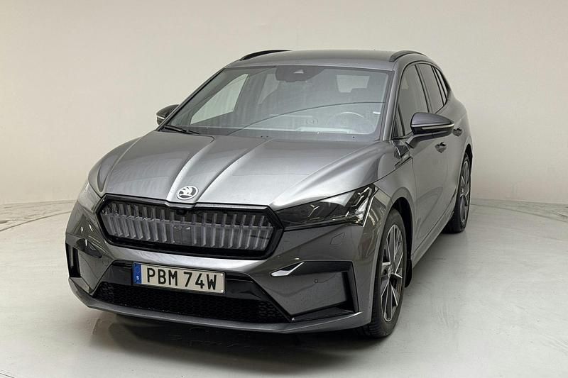 Grå Begagnad 2022 Skoda Enyaq iV SportLine SUV | 379 000 kr (Marknadspris) - Bild 1/4