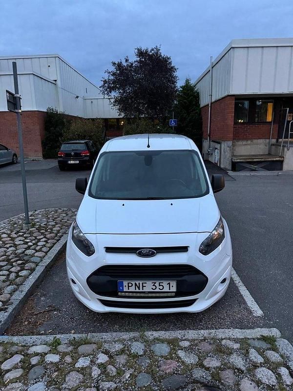 Vit Begagnad 2017 Ford Tourneo Connect Minibuss | 69 500 kr - Bild 1/4