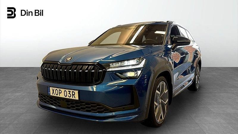 Blå (race blue metallic) Begagnad 2025 Skoda Kodiaq SportLine SUV | 519 900 kr (Dyr) - Bild 1/4