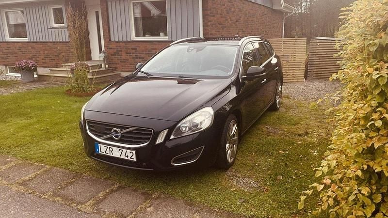 Svart Begagnad 2012 Volvo V60 Summum Kombi | 67 000 kr (Marknadspris) - Bild 1/4
