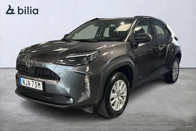 Mörkgrå Begagnad 2024 Toyota Yaris Cross Active SUV | 279 900 kr (Marknadspris) - Bild 1/3