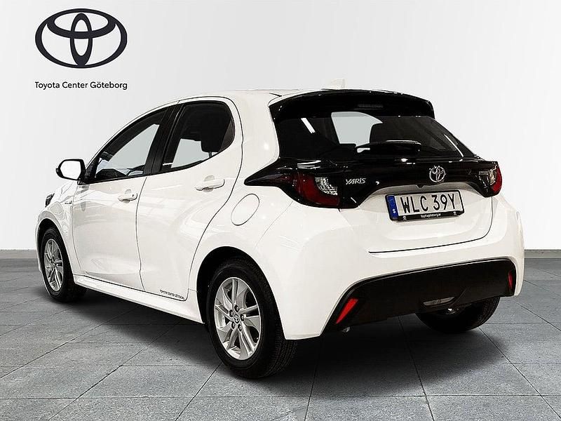 Vit Begagnad 2021 Toyota Yaris Hybrid Active Halvkombi | 209 900 kr (Marknadspris) - Bild 1/1