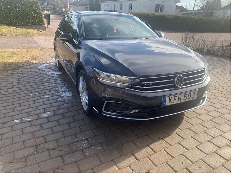 Grå Begagnad 2020 VW Passat GTE Kombi | 233 000 kr (Marknadspris) - Bild 1/4