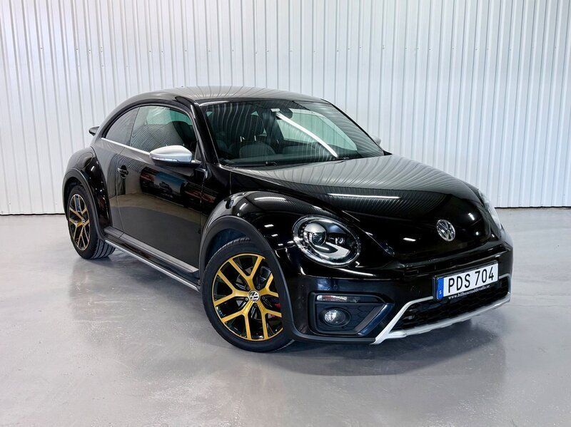 Svart Begagnad 2017 VW Beetle Dune Halvkombi | 204 500 kr - Bild 1/4