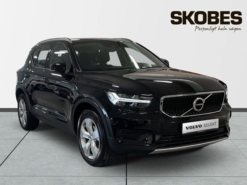 Svart Begagnad 2022 Volvo XC40 Momentum SUV | 299 100 kr (Marknadspris) - Bild 1/3