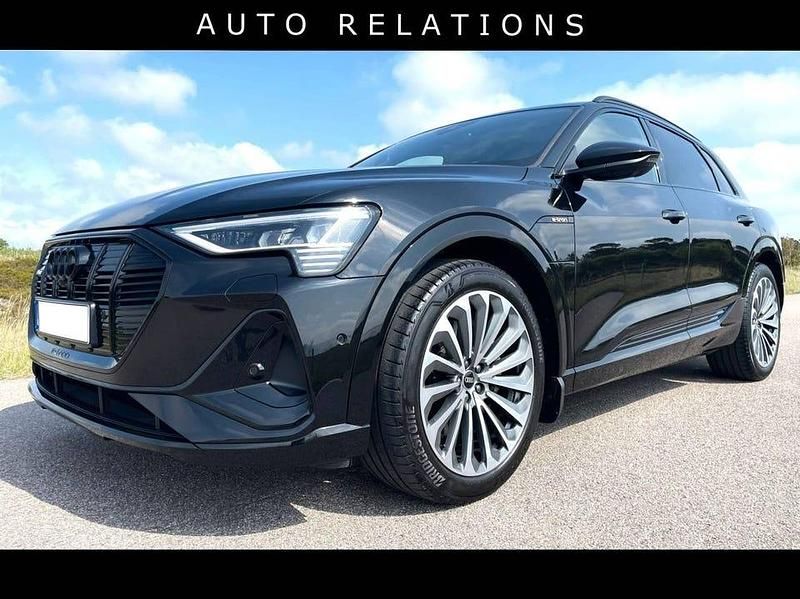 Svart mytsvart metallic Begagnad 2022 Audi e-tron Advanced SUV | 699 900 kr - Bild 1/4
