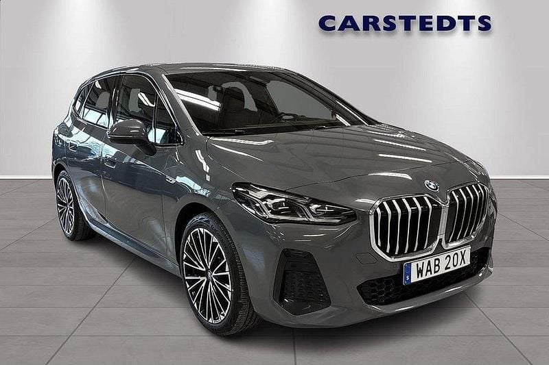 Grå Begagnad 2022 BMW 230e Active Tourer Minibuss | 419 900 kr - Bild 1/4