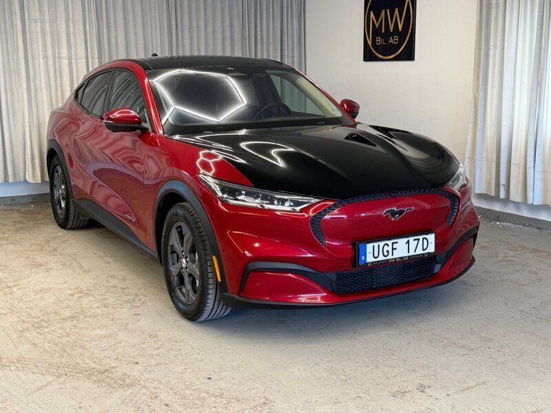 Röd Begagnad 2021 Ford Mustang Mach-E SUV | 309 900 kr - Bild 1/4