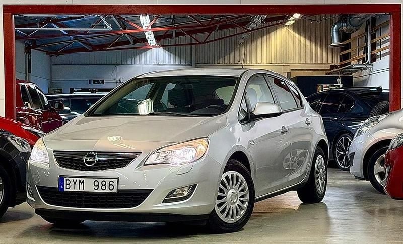 Grå Begagnad 2009 Opel Astra Enjoy Halvkombi | 57 900 kr (Marknadspris) - Bild 1/4