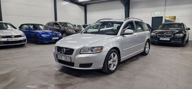 Ljusgrå (grå) Begagnad 2011 Volvo V50 Kinetic Kombi | 89 900 kr (Lite dyr) - Bild 1/4