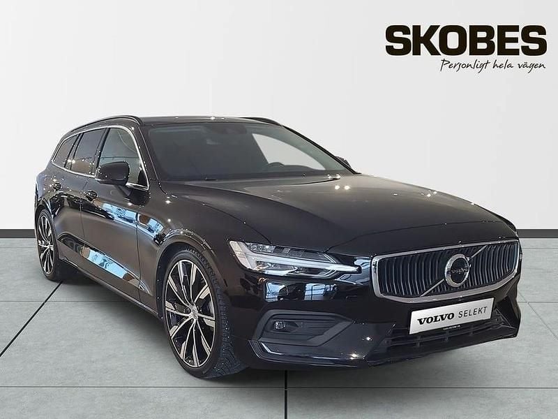 Svart Begagnad 2022 Volvo V60 Pro Kombi | 308 600 kr (Superpris) - Bild 1/3