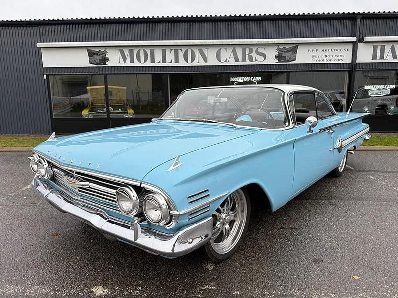 Ljusblå Begagnad 1960 Chevrolet Impala Sedan | 369 000 kr - Bild 1/4