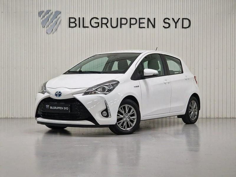 Vit Begagnad 2019 Toyota Yaris Hybrid Active Halvkombi | 169 900 kr (Marknadspris) - Bild 1/4