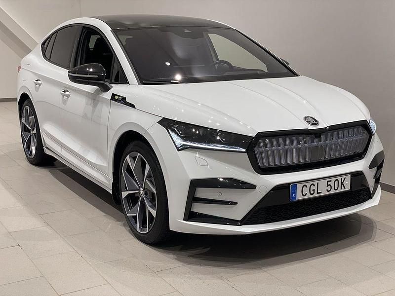 Vit (moon white metallic) Begagnad 2025 Skoda Enyaq iV RS SUV | 579 900 kr - Bild 1/3
