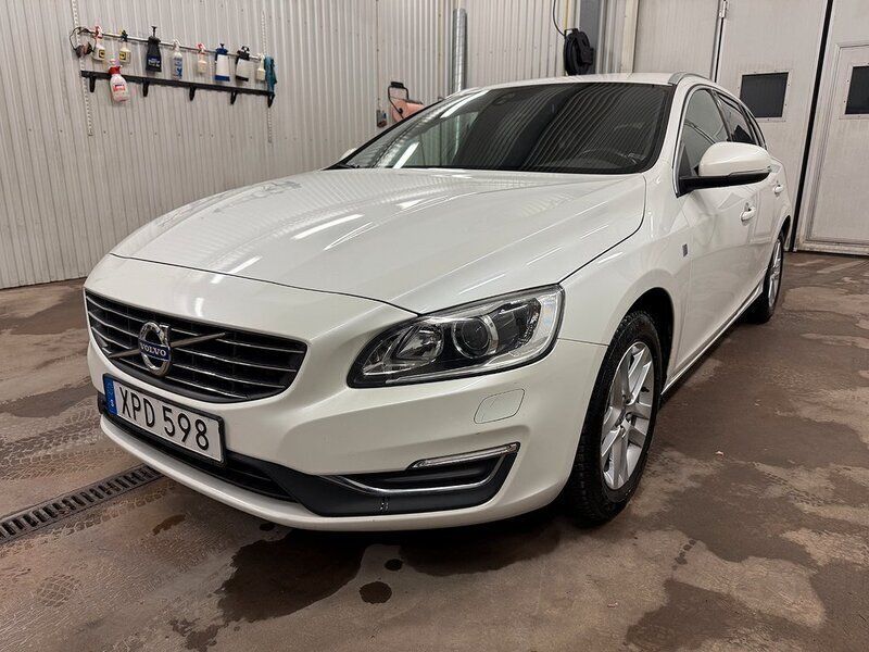 Vit Begagnad 2015 Volvo V60 Ocean Race Kombi | 169 500 kr (Dyr) - Bild 1/4