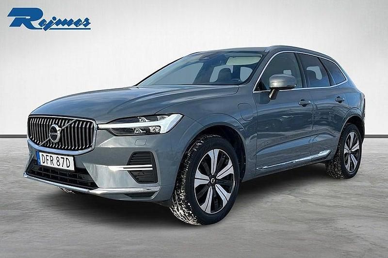 Grå Begagnad 2023 Volvo XC60 Plus SUV | 439 900 kr (Marknadspris) - Bild 1/4
