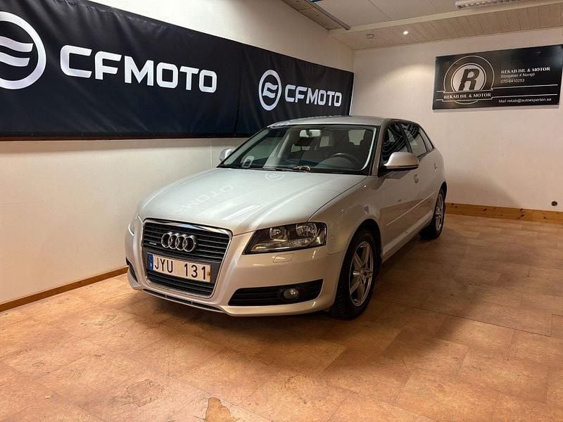 Silver Begagnad 2010 Audi A3 Sportback Comfort Halvkombi | 99 900 kr (Dyr) - Bild 1/4