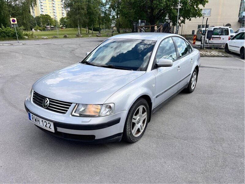 Silver Begagnad 2000 VW Passat Highline Sedan | 39 000 kr - Bild 1/4