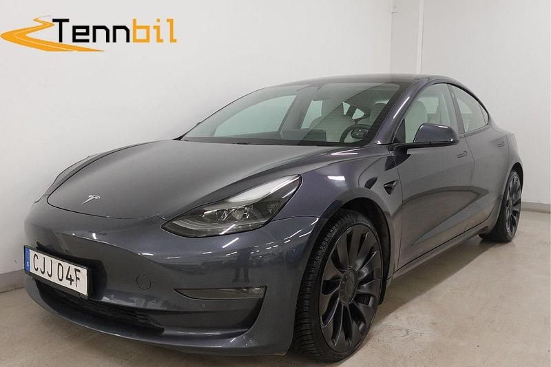 Grå Begagnad 2021 Tesla Model 3 Long Range AWD Sedan | 289 900 kr (Marknadspris) - Bild 1/4