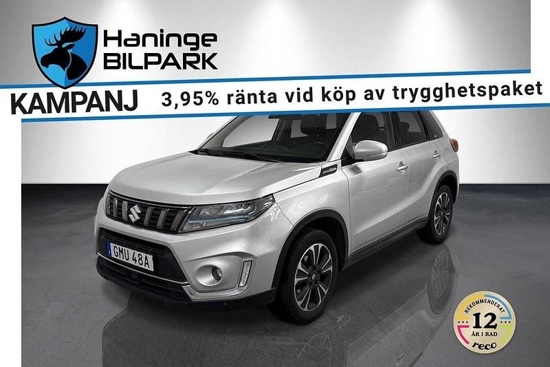 Grå Begagnad 2021 Suzuki Vitara SUV | 179 900 kr (Marknadspris) - Bild 1/4