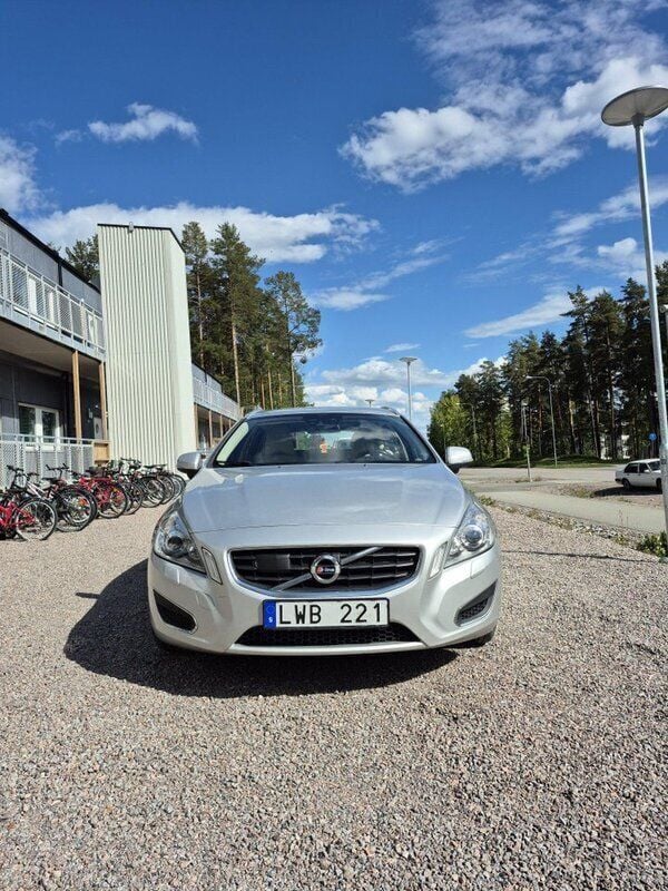 Grå Begagnad 2012 Volvo V60 Summum Kombi | 59 000 kr (Bra pris) - Bild 1/4