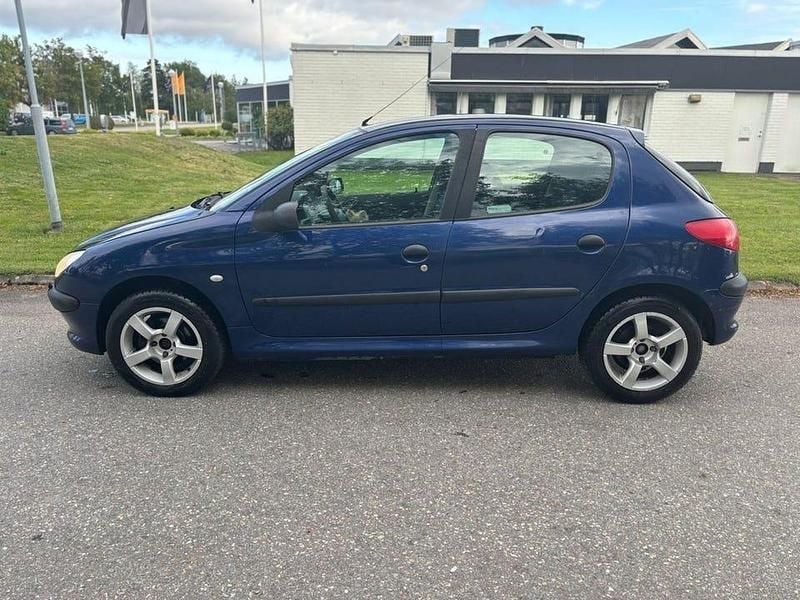 Mörkblå (blå) Begagnad 2003 Peugeot 206 Halvkombi | 24 990 kr (Marknadspris) - Bild 1/4