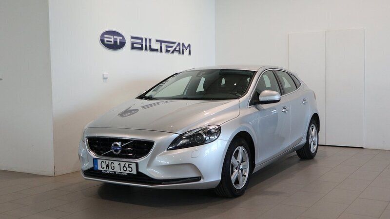 Silver (silver metallic) Begagnad 2016 Volvo V40 Momentum Kombi | 169 900 kr (Marknadspris) - Bild 1/4