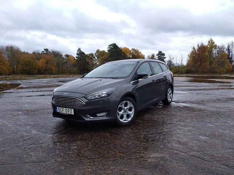 Grå Begagnad 2018 Ford Focus Titanium Kombi | 115 000 kr (Superpris) - Bild 1/3