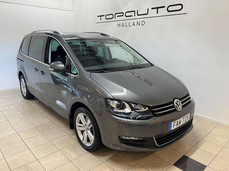 Mörkgrå (grå) Begagnad 2017 VW Sharan Minibuss | 234 800 kr (Marknadspris) - Bild 1/4