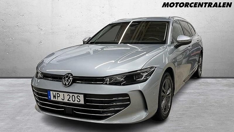 Silver Begagnad 2024 VW Passat Business Kombi | 489 000 kr (Marknadspris) - Bild 1/2