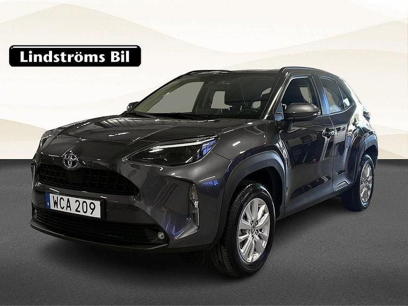Mörkgrå Begagnad 2023 Toyota Yaris Cross Active SUV | 279 900 kr - Bild 1/3