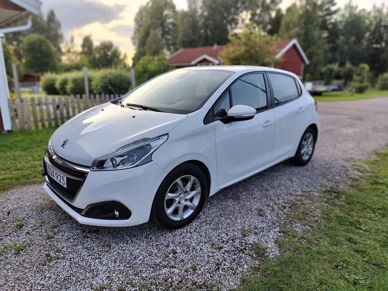 Vit Begagnad 2018 Peugeot 208 Halvkombi | 95 000 kr (Marknadspris) - Bild 1/4