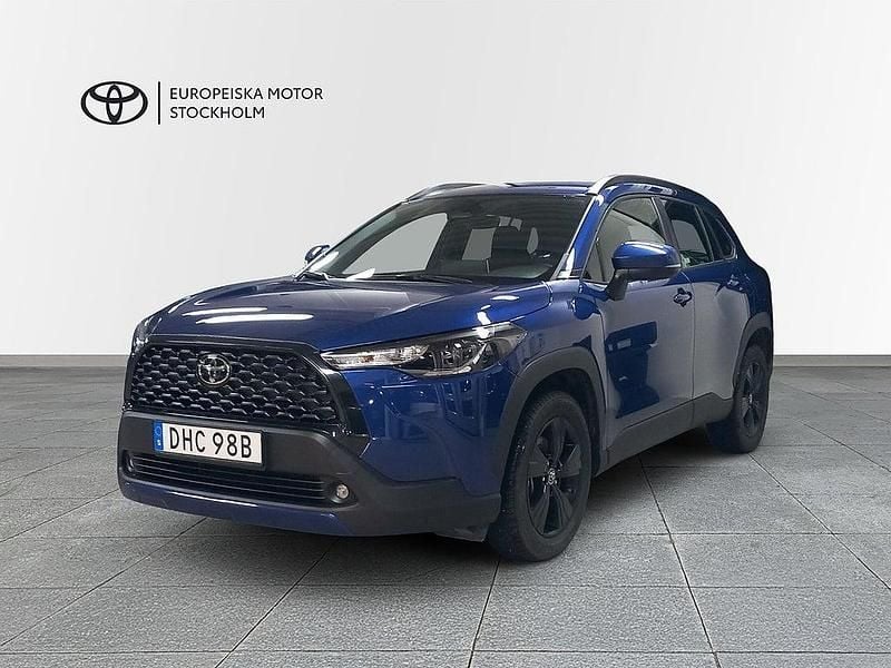 Blå Begagnad 2024 Toyota Corolla Cross Active SUV | 339 900 kr (Marknadspris) - Bild 1/3
