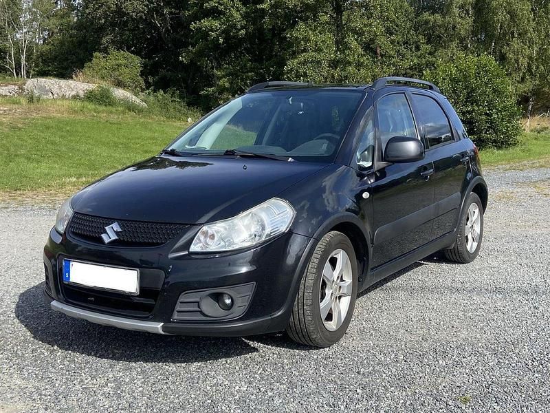 Svart Begagnad 2010 Suzuki SX4 Halvkombi | 37 000 kr (Marknadspris) - Bild 1/4