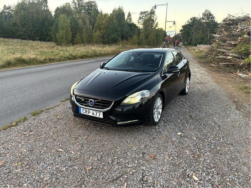 Svart Begagnad 2016 Volvo V40 Momentum Kombi | 115 000 kr (Marknadspris) - Bild 1/4