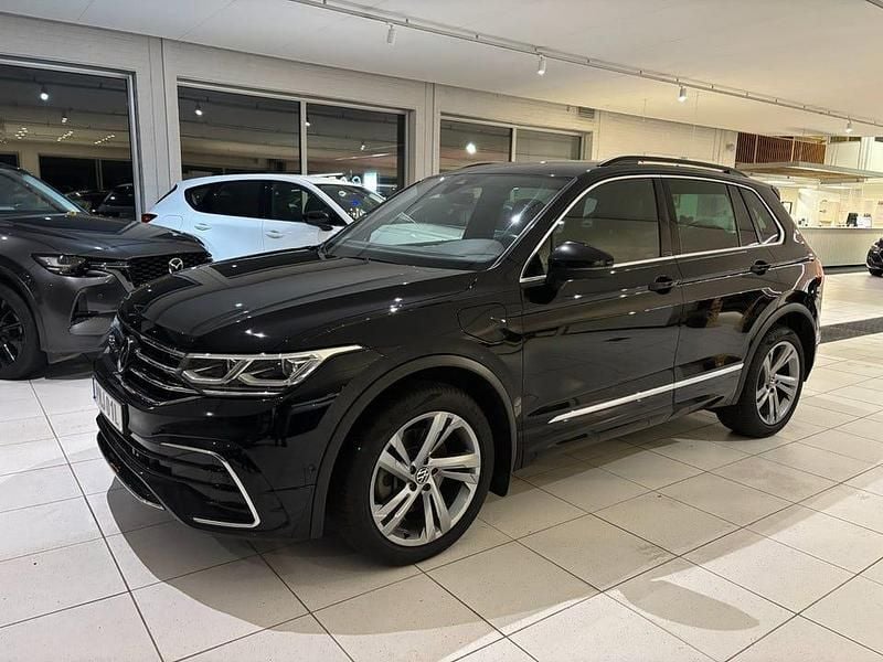 Svart Begagnad 2023 VW Tiguan R-line SUV | 349 500 kr (Lite dyr) - Bild 1/4