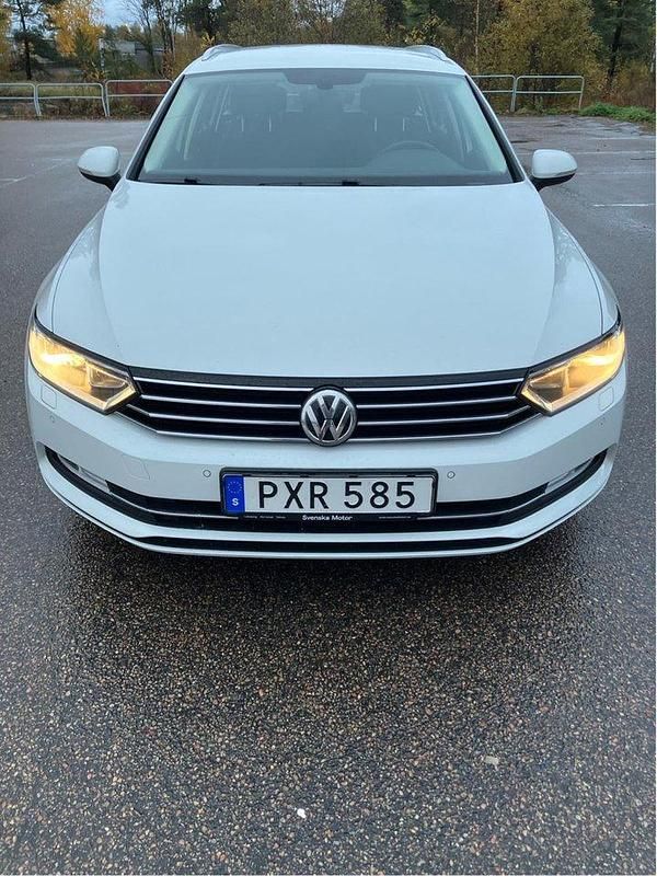 Vit Begagnad 2017 VW Passat Kombi | 129 500 kr (Superpris) - Bild 1/4