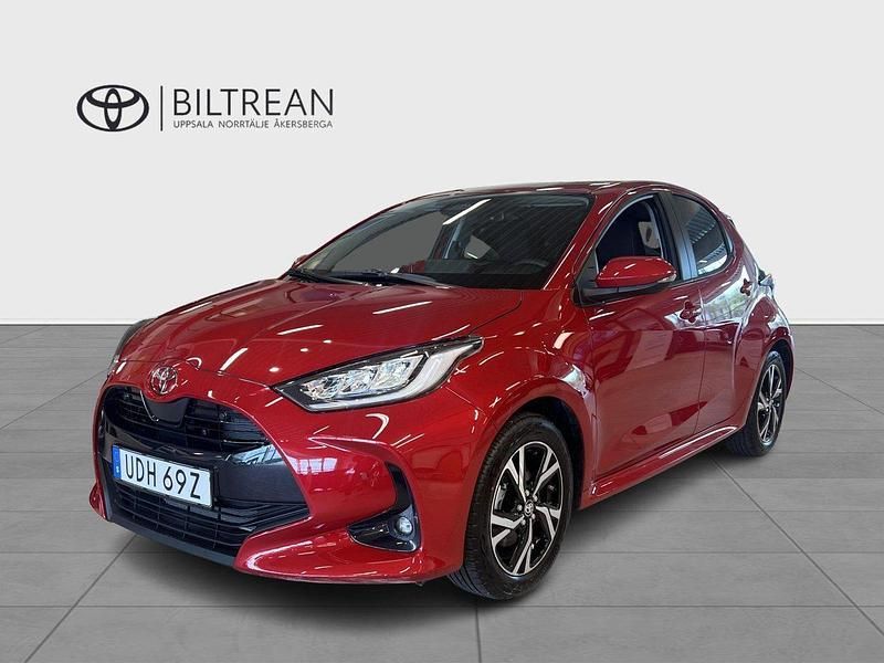 Röd Begagnad 2024 Toyota Yaris Hybrid Active Halvkombi | 264 000 kr (Lite dyr) - Bild 1/4