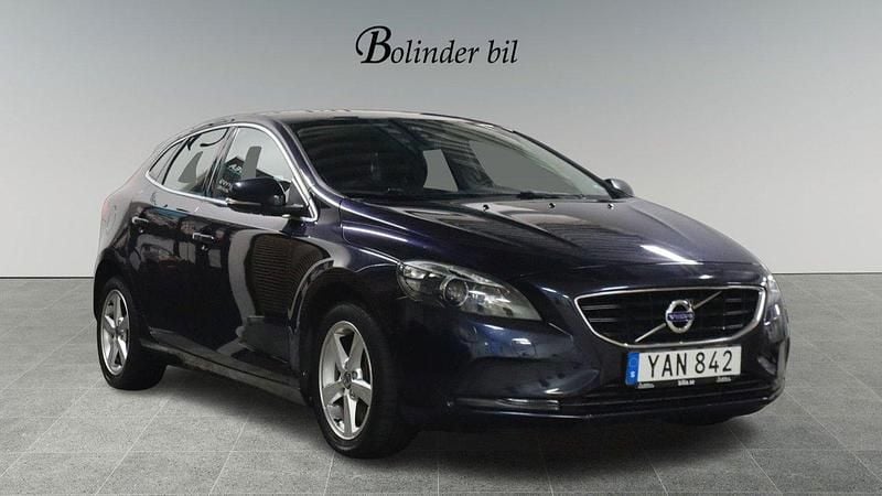 Mörkblå Begagnad 2015 Volvo V40 Momentum Kombi | 118 900 kr (Bra pris) - Bild 1/4