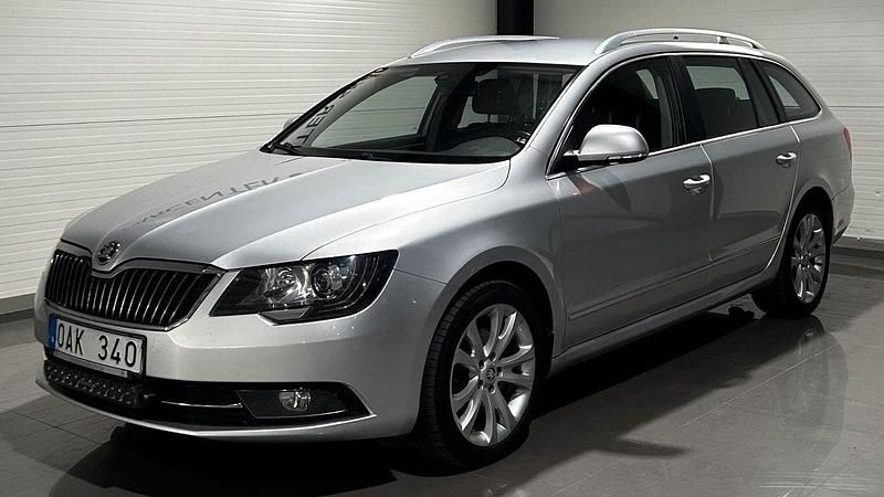 Silver Begagnad 2013 Skoda Superb Ambition Kombi | 114 900 kr (Marknadspris) - Bild 1/4