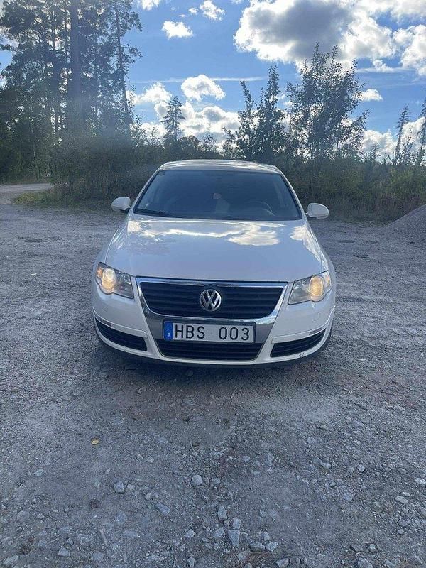 Vit Begagnad 2009 VW Passat Sportline Sedan | 32 000 kr (Marknadspris) - Bild 1/4