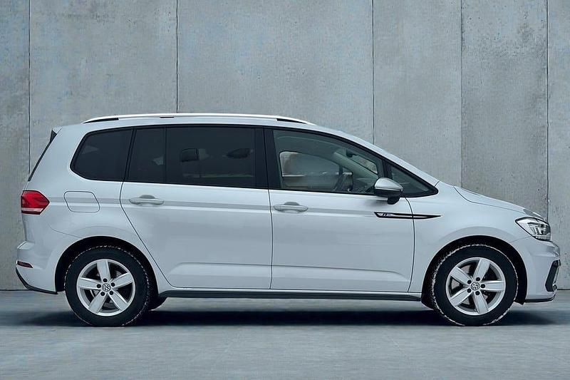 Begagnad VW Touran R-line 150 HK (110 kW) 2018 Silver metallic. Minibuss