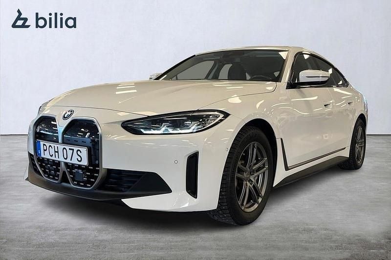 Vit Begagnad 2023 BMW i4 Sedan | 399 900 kr (Superpris) - Bild 1/4
