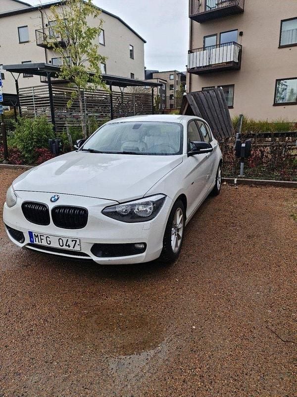 Vit Begagnad 2012 BMW 118 Urban Line Halvkombi | 103 000 kr (Marknadspris) - Bild 1/4