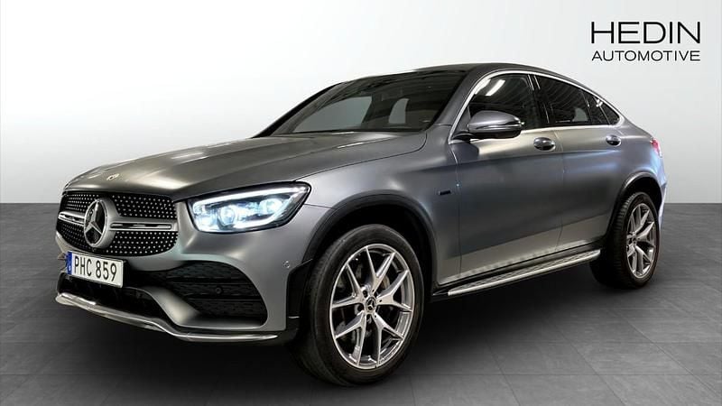 Grå (grey) Begagnad 2021 Mercedes GLC300e AMG line Sportkupé | 509 900 kr (Bra pris) - Bild 1/4