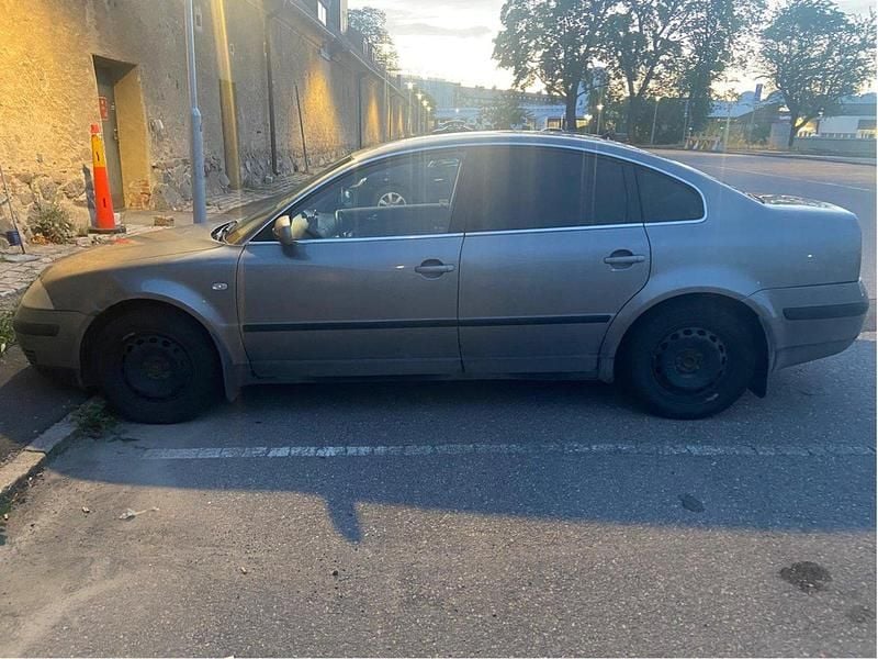Grå Begagnad 2003 VW Passat Sedan | 21 500 kr - Bild 1/4
