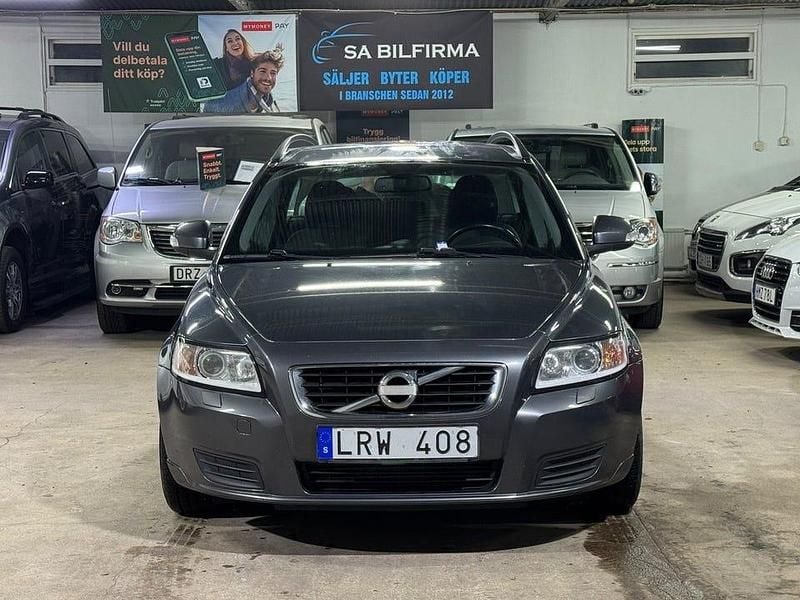 Grå Begagnad 2011 Volvo V50 Kinetic Kombi | 39 900 kr (Marknadspris) - Bild 1/4