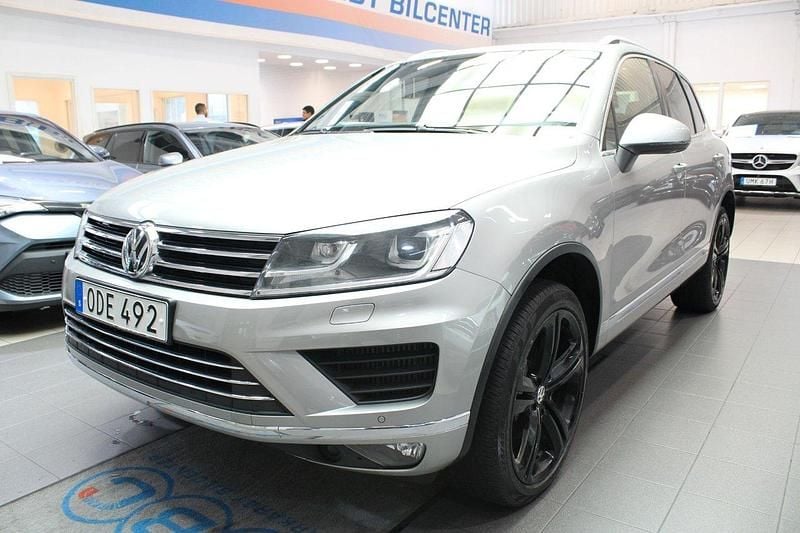 Silver Begagnad 2016 VW Touareg R-line SUV | 259 900 kr (Marknadspris) - Bild 1/4