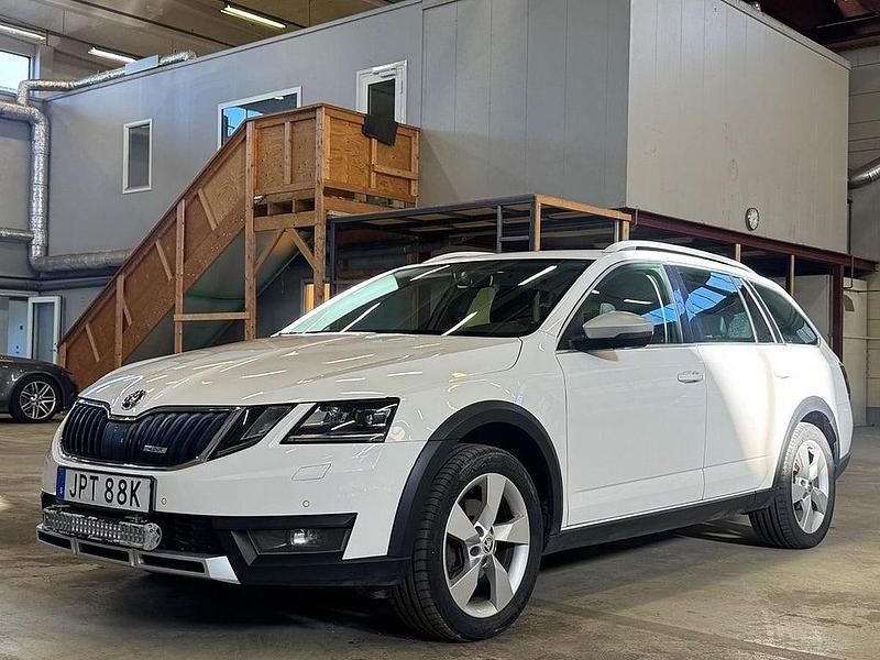 Vit Begagnad 2019 Skoda Octavia Scout Kombi | 149 900 kr (Superpris) - Bild 1/4